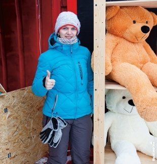 Арина, 25 лет,  маркетолог: «Кататься на сноуборде в Шерегеше».