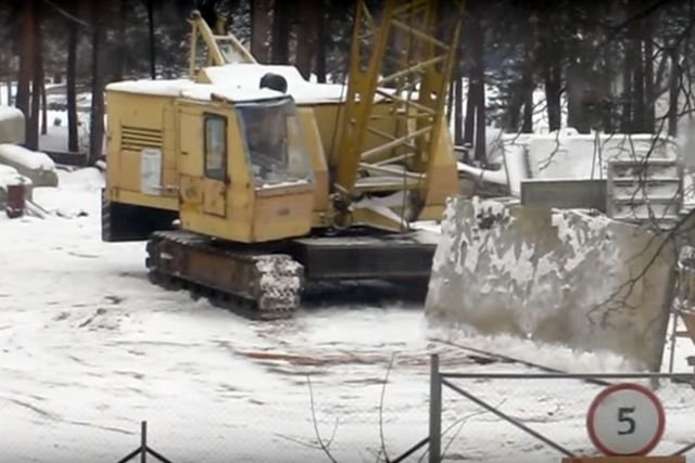 Видео: челябинский крановщик убирает снег огромной бетонной плитой