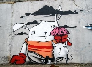 Премиленькие граффити можно найти недалеко от Теплотеха. Очаровательная девочка с мыльными пузырями и кролик украшают серую стену гаражей. Название: «Кролик в абибасах». Автор: Gray