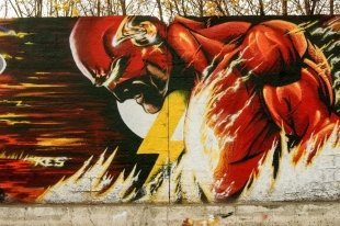 Два года подряд (2014-2015) у ТРК Горки проходил конкурс граффити «Битва стиля», в рамках феста «Энергия улиц». И с тех пор стеночку на парковке торгового комплекса «Горки» (со стороны дороги Меридиана) украшают эти работы. Название: ав. «Флэш».  Автор: KES.