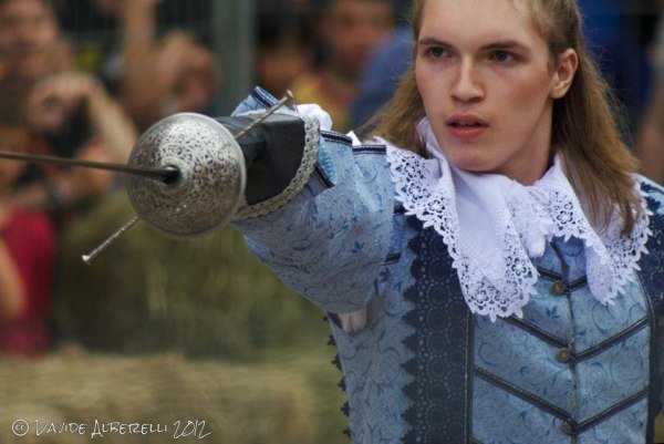 Любимец королевы Елизаветы даст сочинцам урок фехтования и танцев