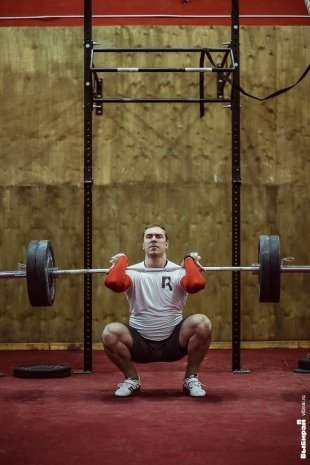 Дмитрий, 27 лет, менеджер: «Кроссфит — это сочетание гибкости, силы, выносливости, скорости, координации. Также присутствуют элементы тяжелой атлетики и гимнастики. Многогранное физическое развитие и привлекает».