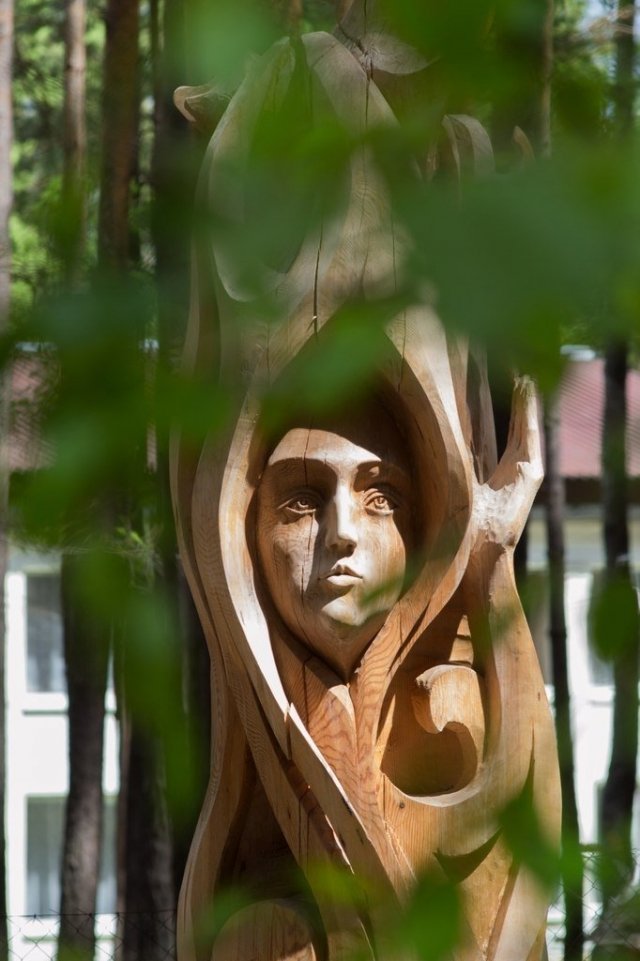 В Савватеевке проходит пятый международный фестиваль деревянной скульптуры «Лукоморье»