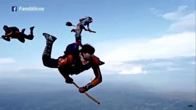 Видео дня: группа скайдайверов сыграла в квиддич в небе