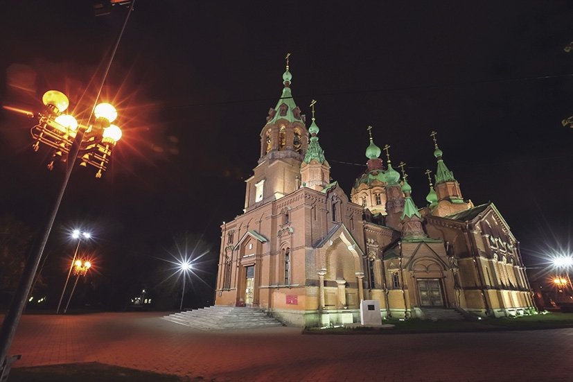 Храм на Алом поле — одно из мест в Челябинске, где получится красивая фотография ночью 