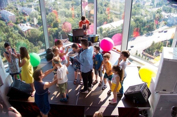 Казанцев приглашают на открытие сезона семейных бранчей в ресторан «Extra Lounge»