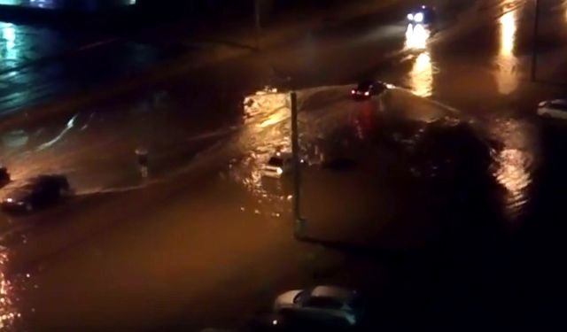 Во время грозы в Челябинске люди плавали по улицам на матрасе. ВИДЕО