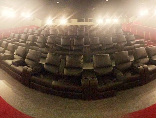 Кинотеатр «Мегаполис» начал свое перевоплощение в мягкий