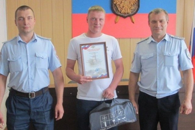 В Красноярске наградили студента, спасшего семью из горящей машины