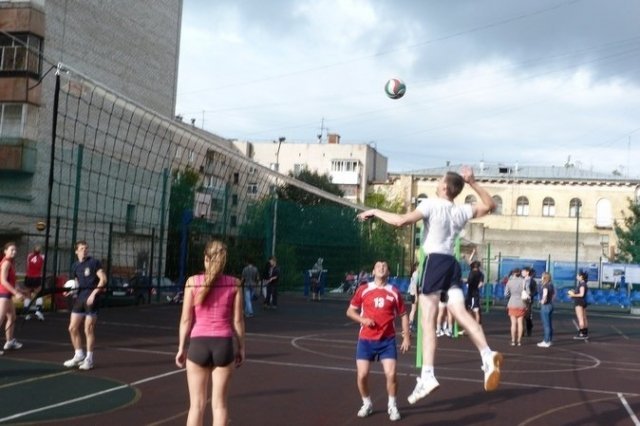 В Тольятти проходит массовый волейбольный турнир «Мяч над сеткой»
