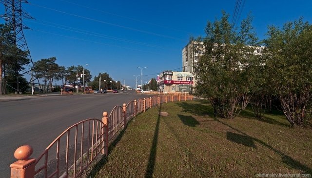 В Сургуте сменят розовые заборы, которые блогер Илья Варламов окрестил «поросячьими»