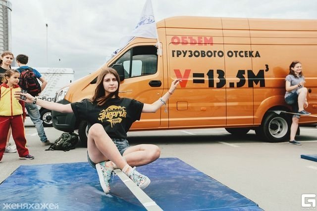 Слеклайн — хождение по стропам на фестивале Энергия улиц в Челябинске