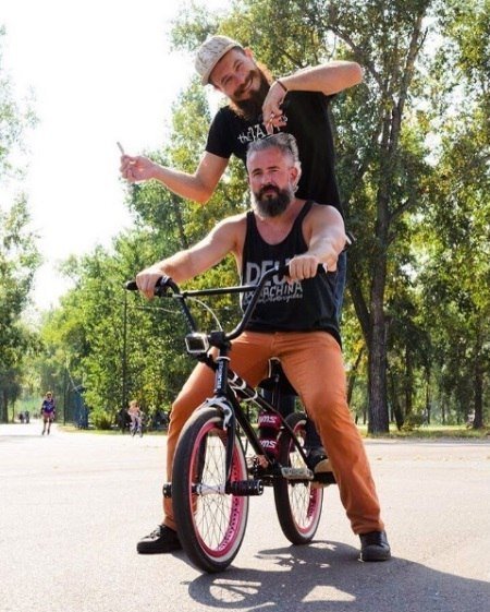 Красноярский парикмахер подстриг клиента во время езды на велосипеде