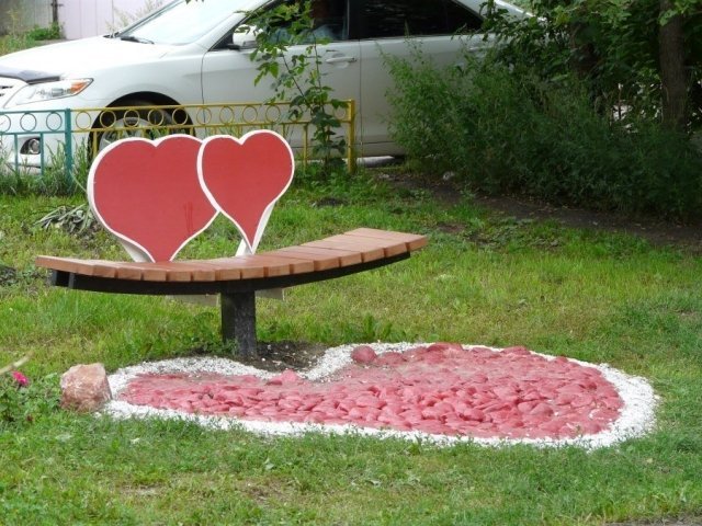 Во дворе Кировского района жители установили скамейку «любви и примирения»