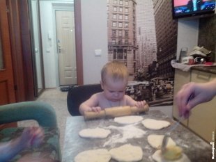 Ваня Харлов, 1 год 6 месяцев. Помогает стряпать пирожки