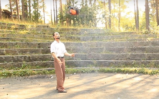 Жонглёр работающей бензопилой, монеткой и мячом попал в Книгу рекордов России
