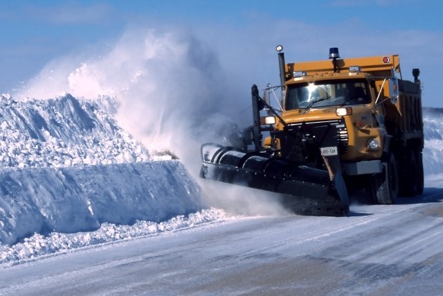 Зима: на дороги Сургута вышла снегоуборочная техника