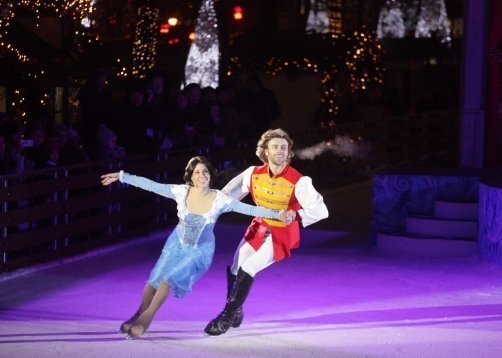 На площади Революции, можно посмотреть балет на льду.