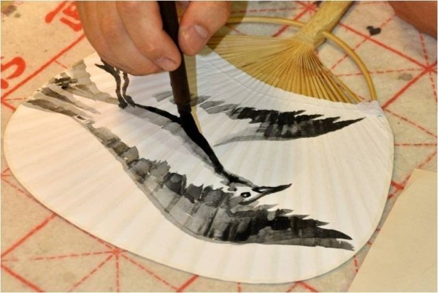 Тюменцев приглашают на мастер-класс по росписи китайских вееров  