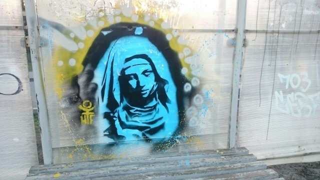 На остановке «Мокроусова» появилось необычное граффити