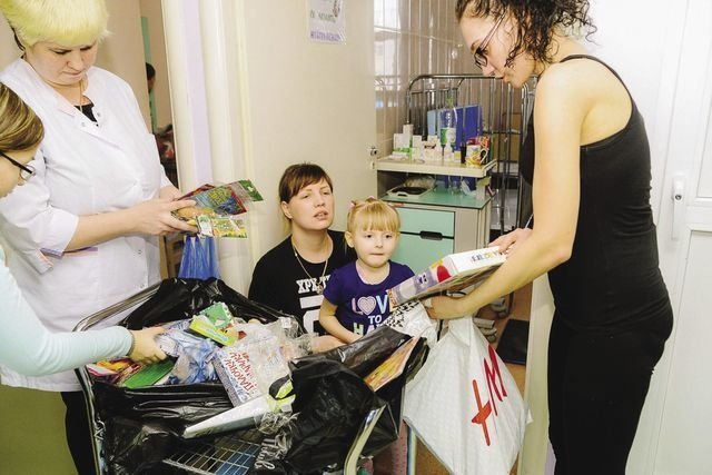 Волонтёры фонда Искорка в Челябинске помогают детям с онкологическими заболеваниями.
