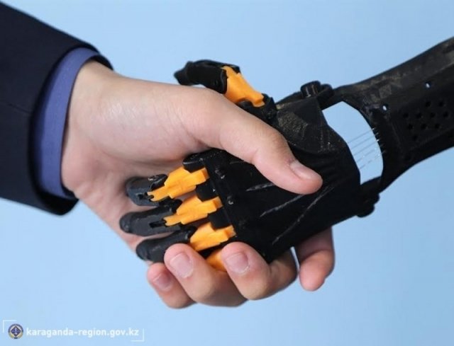 Десятиклассники Кайсар Куаныш и Алишер Смагулов разработали и создали протез кисти руки для детей..