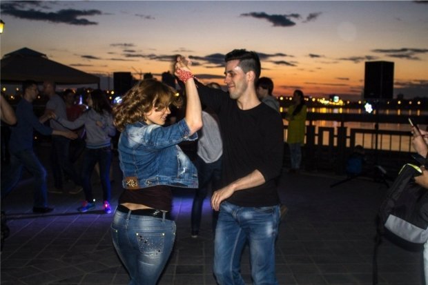 На Кремлевской набережной стартует серия летних танцевальных вечеринок