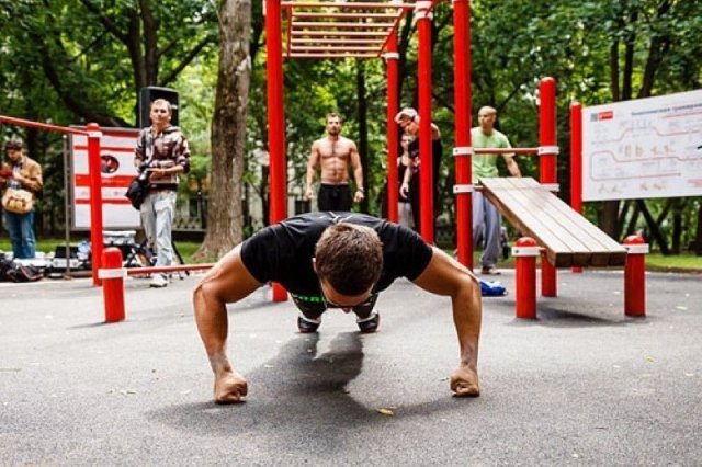 В сквере 50-летия Победы проходят бесплатные тренировки по фитнесу