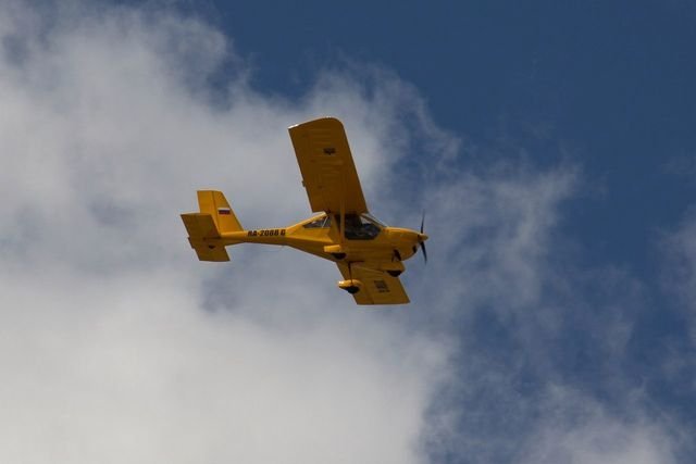 Желтый самолет в небе