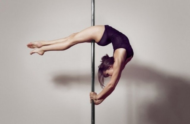 В кафе-клубе "Чердак" проходят бесплатные занятия по pole dance
