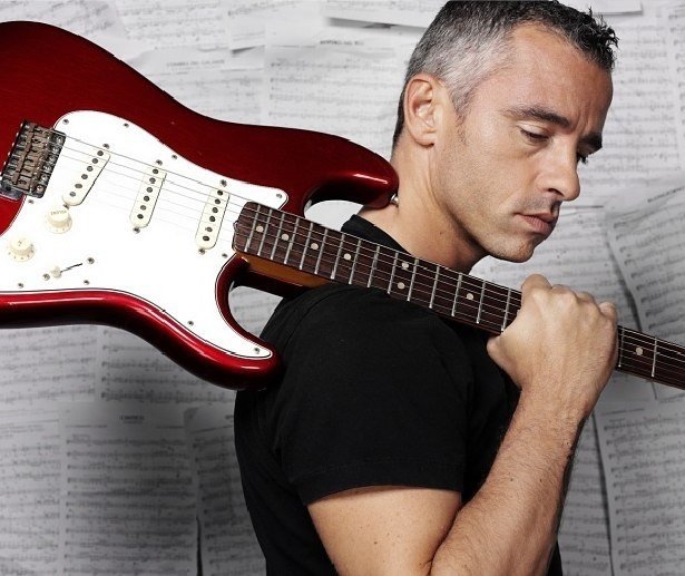 Eros Ramazzotti - один из наиболее популярных итальянских певцов, известный не только в англоязычных странах Европы, но и в испаноязычных странах, поскольку большинство своих альбомов он выпустил на итальянском и испанском языках.