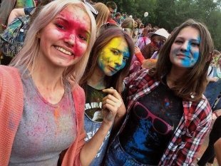 11 ярких инстаграмных постов с Фестиваля красок Холи в Кургане