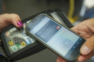 В общественном транспорте оплатить проезд можно со смартфона