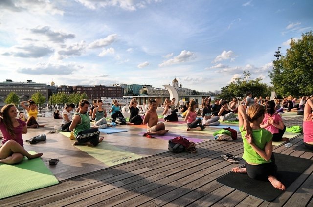 ЙОГА В ПАРКАХ С YOGA JOURNAL