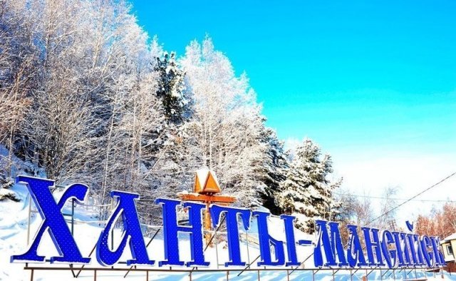 В Ханты-Мансийске начали наряжать главную новогоднюю елку