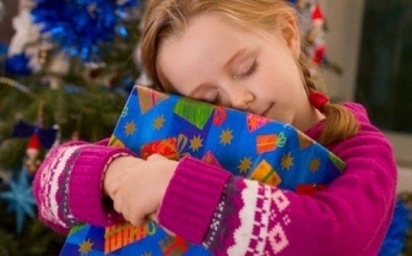 Благотворительный склад принимает новогодние подарки для детей 