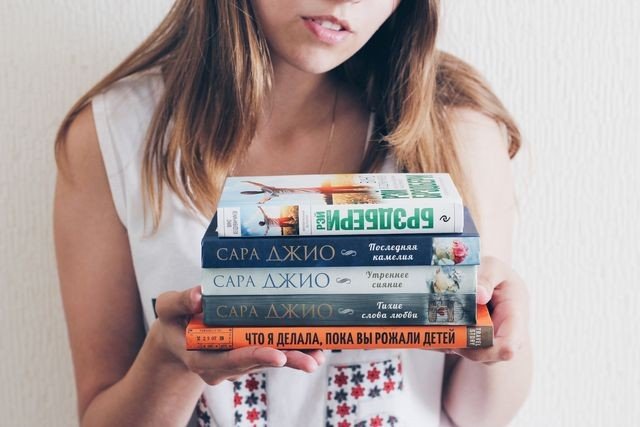 девушка с русскими книгами