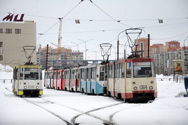 В День всех влюбленных по Челябинску колесит праздничный трамвай. Всем дарят валентинки!