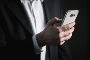Соцсеть «ВКонтакте» выпустила приложение-викторину «Клевер». Там можно играть и зарабатывать