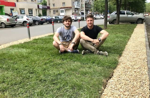 Житель Челябинска сделал современный газон в центре города на собственные деньги