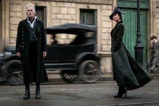 Вышел трейлер «Фантастические твари: Преступления Грин-де-Вальда». Злодея играет Джонни Депп, а молодого Дамблдора — Джуд Лоу