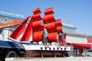 Новости: Трехмачтовый фрегат с алыми парусами приплыл в Ижевск