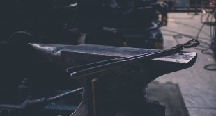 Челябинец подковал блоху и выставил работу на продажу в интернете