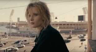 Монеточка выпустила клип с Гречкой и Таней Булановой по мотивам фильма «Брат»