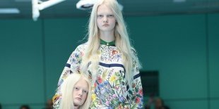 Изумрудные губы, голова в руках: инстаграмы девушек с самобытным стилем