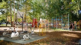 Жители ижевской многоэтажки оборудовали тренажерную площадку для детей из «металлолома»
