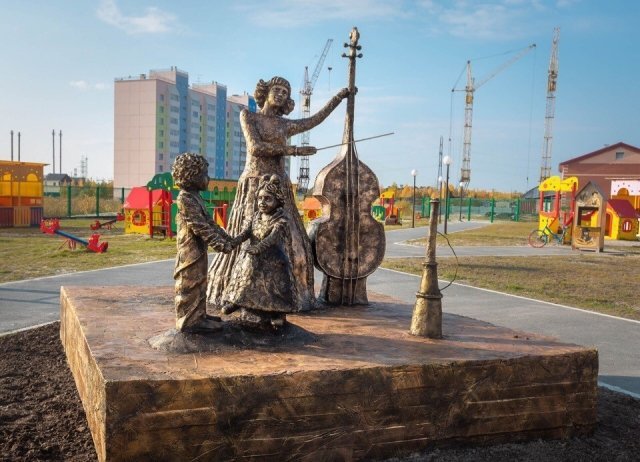Играет на контрабасе, развлекая детей. В Югре открыли первый в России памятник воспитателю 