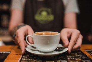 Кофейня Wooden Coffee дарит вторую чашку кофе по купону из журнала "Выбирай"