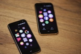 Компания Palm показала самый маленький смартфон в мире размером с кредитку!