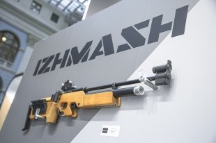 Новости: Биатлонисты сборной России с ижевскими винтовками